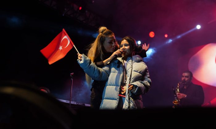Işın Karaca Cumhuriyet çoşkusunu kızıyla birlikte yaşadı